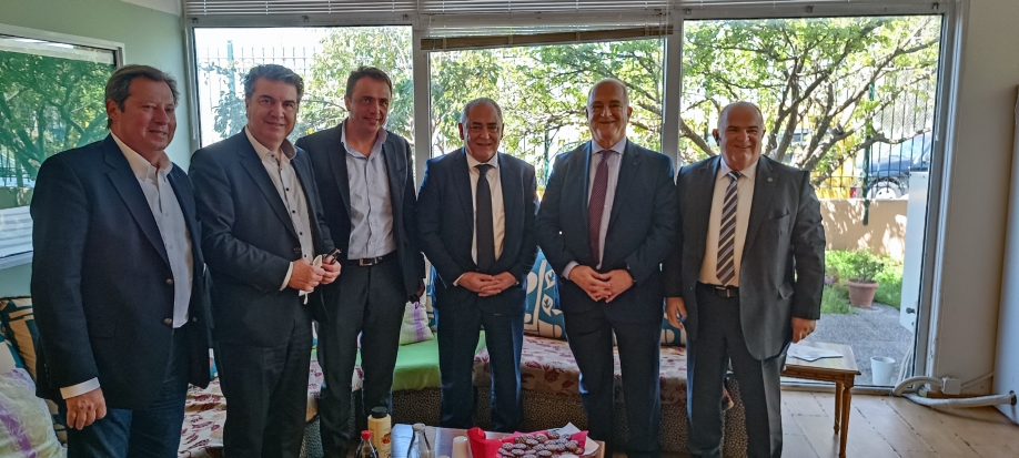 &Delta;ή&mu;&omicron;&sigmaf; &Pi;&alpha;&lambda;&lambda;ή&nu;&eta;&sigmaf;: &Pi;&alpha;&sigma;&chi;&alpha;&lambda;&iota;&nu;ά &delta;ώ&rho;&alpha; &kappa;&alpha;&iota; &lambda;&alpha;&mu;&pi;ά&delta;&epsilon;&sigmaf; &sigma;&tau;&omicron; &Kappa;έ&nu;&tau;&rho;&omicron; &Eta;&mu;έ&rho;&alpha;&sigmaf; &gamma;&iota;&alpha; &epsilon;&nu;ή&lambda;&iota;&kappa;&epsilon;&sigmaf; &mu;&epsilon; &alpha;&upsilon;&tau;&iota;&sigma;&mu;ό "&Sigma;&epsilon;ί&rho;&iota;&omicron;&sigmaf;"