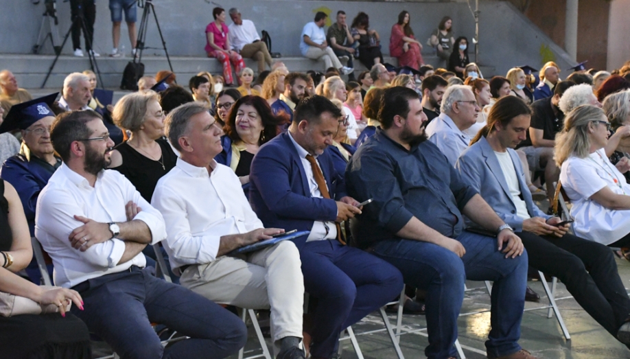Ά&gamma;&iota;&omicron;&iota; &Alpha;&nu;ά&rho;&gamma;&upsilon;&rho;&omicron;&iota;-&Kappa;&alpha;&mu;&alpha;&tau;&epsilon;&rho;ό : &Tau;&epsilon;&lambda;&epsilon;&tau;ή &alpha;&pi;&omicron;&phi;&omicron;ί&tau;&eta;&sigma;&eta;&sigmaf; &gamma;&iota;&alpha; &tau;&omicron;&upsilon;&sigmaf; &sigma;&pi;&omicron;&upsilon;&delta;&alpha;&sigma;&tau;έ&sigmaf; &tau;&omicron;&upsilon; &Epsilon;&lambda;&epsilon;ύ&theta;&epsilon;&rho;&omicron;&upsilon; &Delta;&eta;&mu;&omicron;&tau;&iota;&kappa;&omicron;ύ &Alpha;&nu;&omicron;&iota;&kappa;&tau;&omicron;ύ &Pi;&alpha;&nu;&epsilon;&pi;&iota;&sigma;&tau;&eta;&mu;ί&omicron;&upsilon;