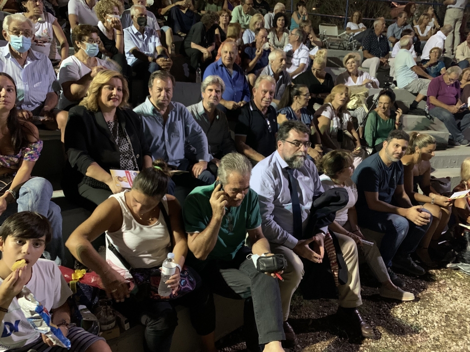 &Delta;ή&mu;&omicron;&sigmaf; &Sigma;&alpha;&rho;&omega;&nu;&iota;&kappa;&omicron;ύ:  &laquo;&Delta;&epsilon;&sigma;&pi;&omicron;&iota;&nu;ί&sigmaf; &hellip;&epsilon;&tau;ώ&nu; 39&raquo; &Mu;&iota;&alpha; &epsilon;&xi;&alpha;&iota;&rho;&epsilon;&tau;&iota;&kappa;ή &pi;&alpha;&rho;ά&sigma;&tau;&alpha;&sigma;&eta; &sigma;&tau;&omicron; &theta;&epsilon;&alpha;&tau;&rho;ά&kappa;&iota; &Lambda;&alpha;&gamma;&omicron;&nu;&eta;&sigma;ί&omicron;&upsilon;.