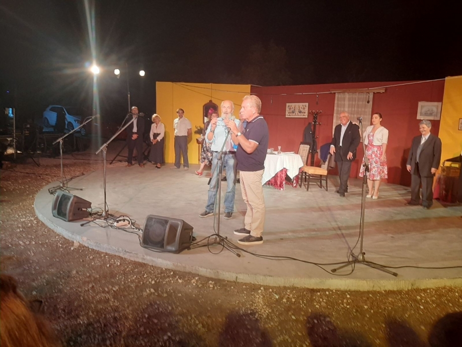 &Delta;ή&mu;&omicron;&sigmaf; &Sigma;&alpha;&rho;&omega;&nu;&iota;&kappa;&omicron;ύ:  &laquo;&Delta;&epsilon;&sigma;&pi;&omicron;&iota;&nu;ί&sigmaf; &hellip;&epsilon;&tau;ώ&nu; 39&raquo; &Mu;&iota;&alpha; &epsilon;&xi;&alpha;&iota;&rho;&epsilon;&tau;&iota;&kappa;ή &pi;&alpha;&rho;ά&sigma;&tau;&alpha;&sigma;&eta; &sigma;&tau;&omicron; &theta;&epsilon;&alpha;&tau;&rho;ά&kappa;&iota; &Lambda;&alpha;&gamma;&omicron;&nu;&eta;&sigma;ί&omicron;&upsilon;.