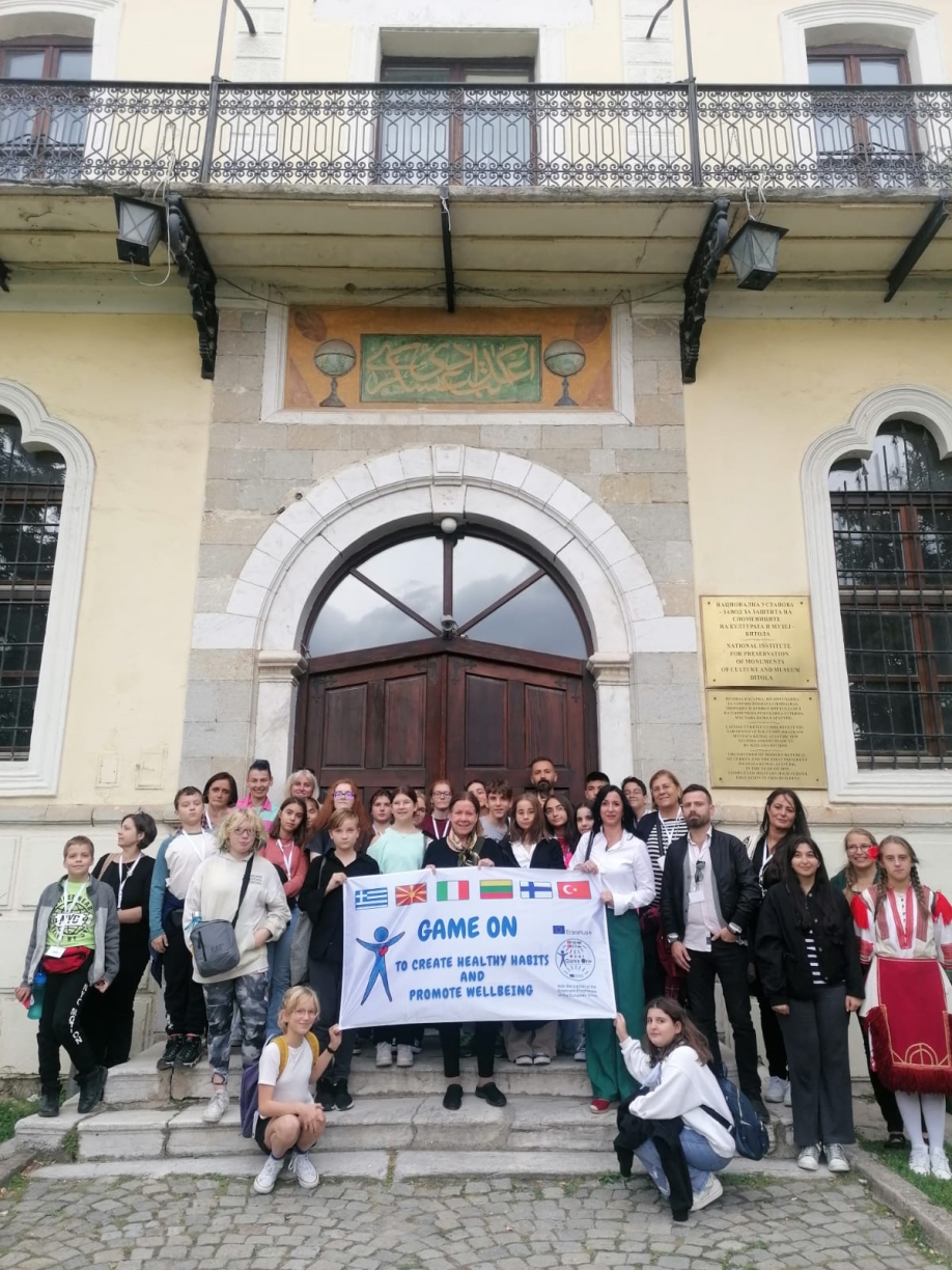 &Sigma;&upsilon;&mu;&mu;&epsilon;&tau;&omicron;&chi;ή &tau;&omicron;&upsilon; 2&omicron;&upsilon; &delta;&eta;&mu;&omicron;&tau;&iota;&kappa;&omicron;ύ &sigma;&chi;&omicron;&lambda;&epsilon;ί&omicron;&upsilon; &Nu;έ&alpha;&sigmaf; &Iota;&omega;&nu;ί&alpha;&sigmaf; &sigma;&tau;&eta; &sigma;&upsilon;&nu;ά&nu;&tau;&eta;&sigma;&eta; &epsilon;&tau;&alpha;ί&rho;&omega;&nu; &tau;&omicron;&upsilon; &pi;&rho;&omicron;&gamma;&rho;ά&mu;&mu;&alpha;&tau;&omicron;&sigmaf; ERASMUS+