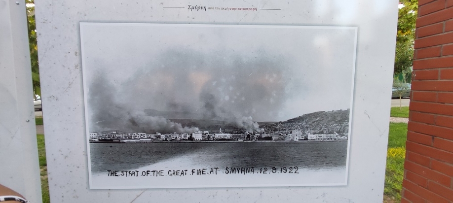 &Delta;ή&mu;&omicron;&sigmaf; &Beta;ύ&rho;&omega;&nu;&alpha;:&Epsilon;&gamma;&kappa;&alpha;&iota;&nu;&iota;ά&sigma;&tau;&eta;&kappa;&epsilon; &upsilon;&pi;&alpha;ί&theta;&rho;&iota;&alpha; έ&kappa;&theta;&epsilon;&sigma;&eta; cartes postales &gamma;&iota;&alpha; &tau;&eta; &Sigma;&mu;ύ&rho;&nu;&eta;