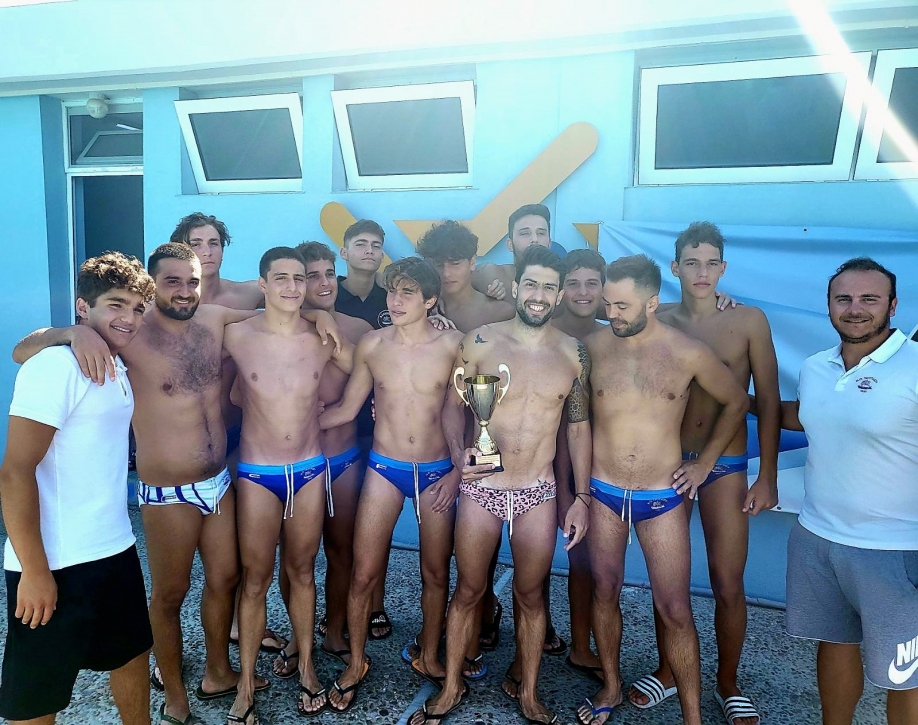 &Mu;&epsilon; &epsilon;&pi;&iota;&tau;&upsilon;&chi;ί&alpha; &delta;&iota;&epsilon;&xi;ή&chi;&theta;&eta; &tau;&omicron; 1&omicron; &Tau;&omicron;&upsilon;&rho;&nu;&omicron;&upsilon;ά &Upsilon;&delta;&alpha;&tau;&omicron;&sigma;&phi;&alpha;ί&rho;&iota;&sigma;&eta;&sigmaf; &Alpha;&nu;&delta;&rho;ώ&nu; "&Alpha;&theta;&lambda;&eta;&tau;&iota;&sigma;&mu;ό&sigmaf;: &Pi;&rho;ά&xi;&eta; &Alpha;&lambda;&lambda;&eta;&lambda;&epsilon;&gamma;&gamma;ύ&eta;&sigmaf;"