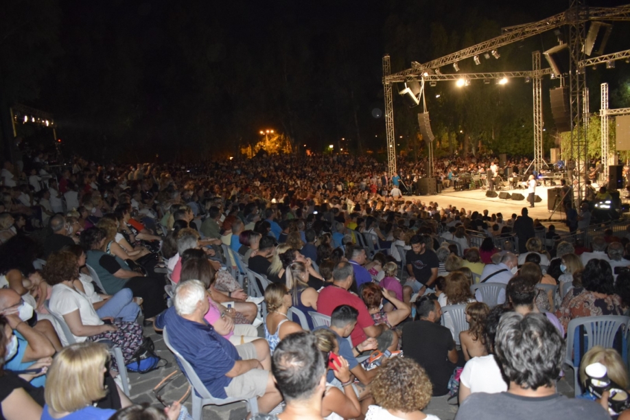 &Omicron; &Delta;ή&mu;&omicron;&sigmaf; &Pi;&epsilon;&rho;&iota;&sigma;&tau;&epsilon;&rho;ί&omicron;&upsilon; &tau;ί&mu;&eta;&sigma;&epsilon; &tau;&omicron;&nu; &mu;&epsilon;&gamma;ά&lambda;&omicron;  &mu;&omicron;&upsilon;&sigma;&iota;&kappa;&omicron;&sigma;&upsilon;&nu;&theta;έ&tau;&eta; &Sigma;&tau;&alpha;ύ&rho;&omicron; &Xi;&alpha;&rho;&chi;ά&kappa;&omicron;