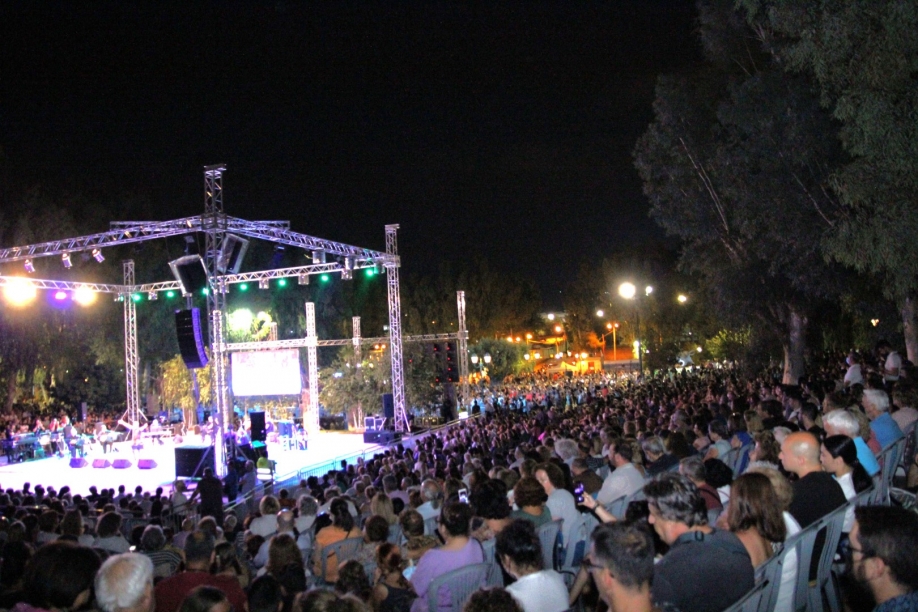 &Omicron; &Delta;ή&mu;&omicron;&sigmaf; &Pi;&epsilon;&rho;&iota;&sigma;&tau;&epsilon;&rho;ί&omicron;&upsilon; &tau;ί&mu;&eta;&sigma;&epsilon; &tau;&omicron;&nu; &mu;&epsilon;&gamma;ά&lambda;&omicron;  &mu;&omicron;&upsilon;&sigma;&iota;&kappa;&omicron;&sigma;&upsilon;&nu;&theta;έ&tau;&eta; &Sigma;&tau;&alpha;ύ&rho;&omicron; &Xi;&alpha;&rho;&chi;ά&kappa;&omicron;