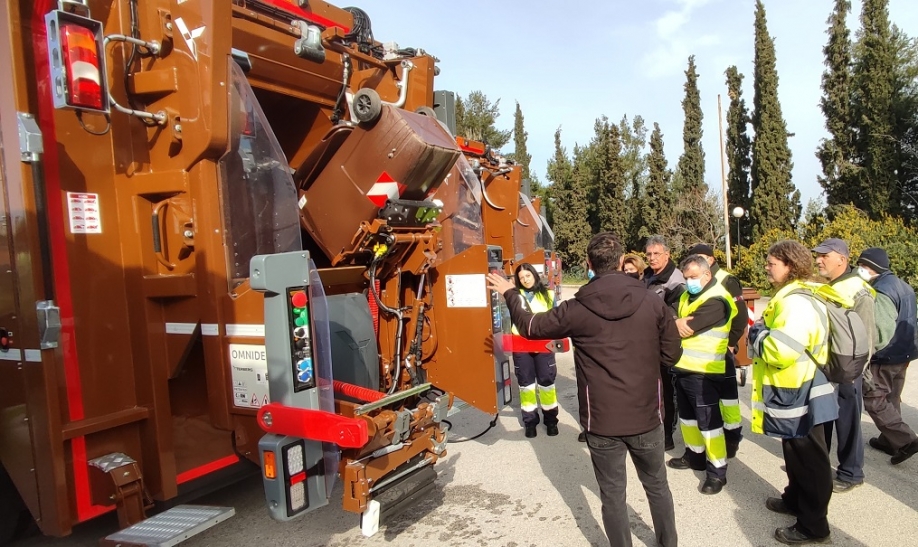 Τέσσερα ειδικά απορριμματοφόρα και 925 καφέ κάδους για συλλογή βιοαποβλήτων, παρέλαβε ο Δήμος Βύρωνας