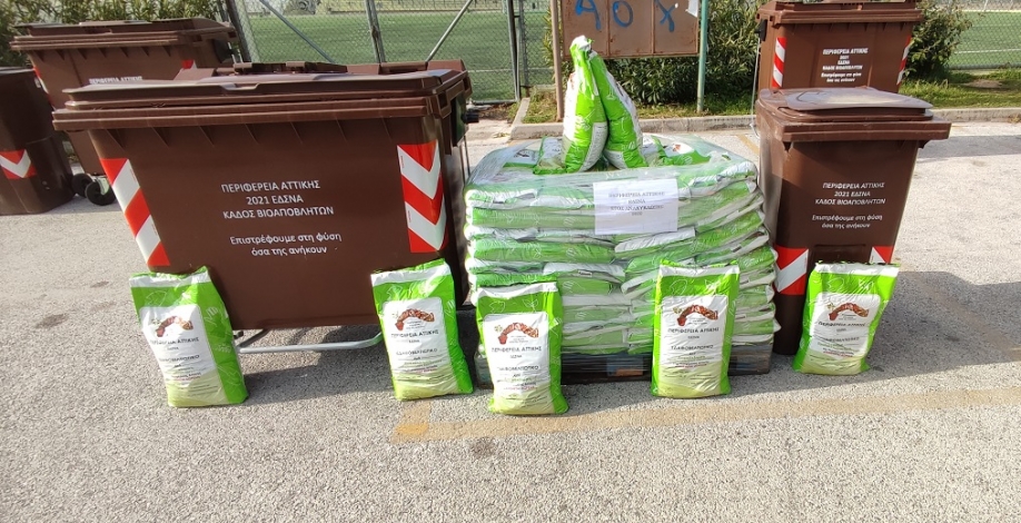 Τέσσερα ειδικά απορριμματοφόρα και 925 καφέ κάδους για συλλογή βιοαποβλήτων, παρέλαβε ο Δήμος Βύρωνας