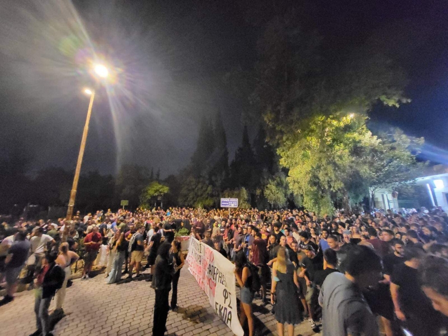 &ldquo;&Omicron; &lambda;&alpha;ό&sigmaf; &pi;&epsilon;&iota;&nu;ά&epsilon;&iota; &kappa;&iota; &epsilon;&sigma;&epsilon;ί&sigmaf; &phi;έ&rho;&nu;&epsilon;&tau;&epsilon; &tau;&eta;&nu; &pi;&alpha;&nu;&epsilon;&pi;&iota;&sigma;&tau;&eta;&mu;&iota;&alpha;&kappa;ή &alpha;&sigma;&tau;&upsilon;&nu;&omicron;&mu;ί&alpha;&rdquo; &ndash; &ldquo;&Mu;&pi;&lambda;ό&kappa;&omicron;&rdquo; &tau;&omega;&nu; &phi;&omicron;&iota;&tau;&eta;&tau;ώ&nu; &sigma;&tau;&eta;&nu; &Omicron;&Pi;&Pi;&Iota;