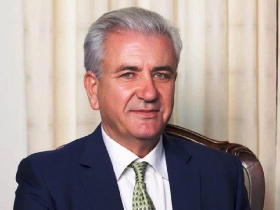 &Delta;. &Lambda;&omicron;&upsilon;&kappa;ά&sigmaf; (&Delta;ή&mu;&alpha;&rho;&chi;&omicron;&sigmaf; &Lambda;&alpha;&upsilon;&rho;ί&omicron;&upsilon;): &Epsilon;ί&mu;&alpha;&sigma;&tau;&epsilon; &kappa;ά&theta;&epsilon;&tau;&alpha; &alpha;&nu;&tau;ί&theta;&epsilon;&tau;&omicron;&iota; &mu;&epsilon; &tau;&alpha; &sigma;&epsilon;&nu;ά&rho;&iota;&alpha; &pi;&epsilon;&rho;ί &kappa;&alpha;ύ&sigma;&eta;&sigmaf; &tau;&omega;&nu; &alpha;&pi;&omicron;&rho;&rho;&iota;&mu;&mu;ά&tau;&omega;&nu; &sigma;&tau;&eta; &Delta;&Epsilon;&Eta; &Lambda;&alpha;&upsilon;&rho;ί&omicron;&upsilon;