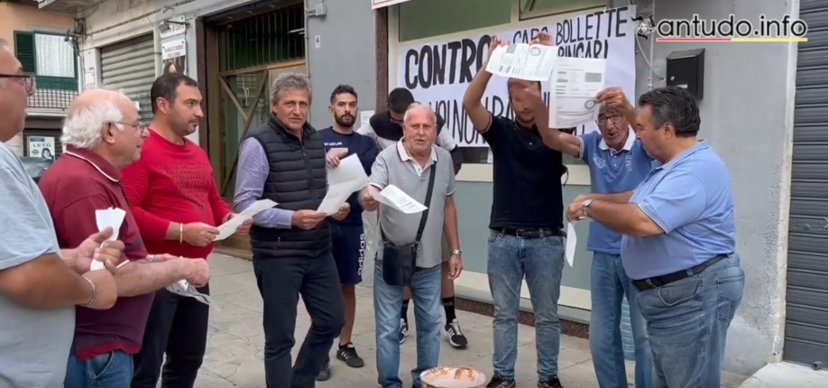 Διαμαρτυρίες στο Παλέρμο. Οι Ιταλοί καίνε τους λογαριασμούς ρεύματος