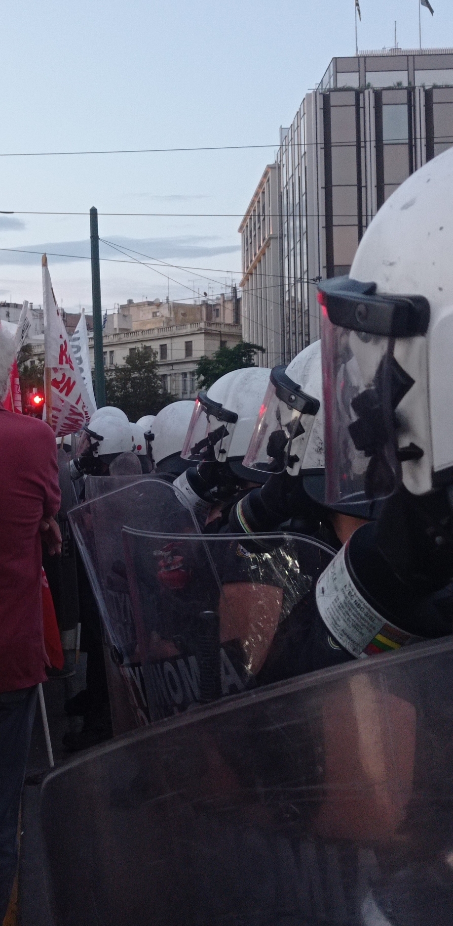 &Alpha;&Tau; &Omicron;&mu;&omicron;&nu;&omicron;ί&alpha;&sigmaf;: &Eta; &iota;&alpha;&tau;&rho;&omicron;&delta;&iota;&kappa;&alpha;&sigma;&tau;&iota;&kappa;ή έ&kappa;&theta;&epsilon;&sigma;&eta; &kappa;&alpha;&iota; &tau;&alpha; &beta;ί&nu;&tau;&epsilon;&omicron; &laquo;&kappa;&alpha;ί&nu;&epsilon;&raquo; &tau;&omicron;&upsilon;&sigmaf; &alpha;&sigma;&tau;&upsilon;&nu;&omicron;&mu;&iota;&kappa;&omicron;ύ&sigmaf;