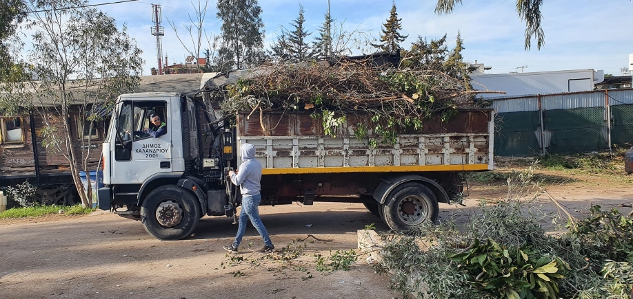 Σε καύσιμο για την τσιμεντοβιομηχανία μετατρέπει ο Δήμος Χαλανδρίου τους 370 και πλέον τόνους πριονιδιού που παράχθηκαν από τα πεσμένα κλαδιά της κακοκαιρίας