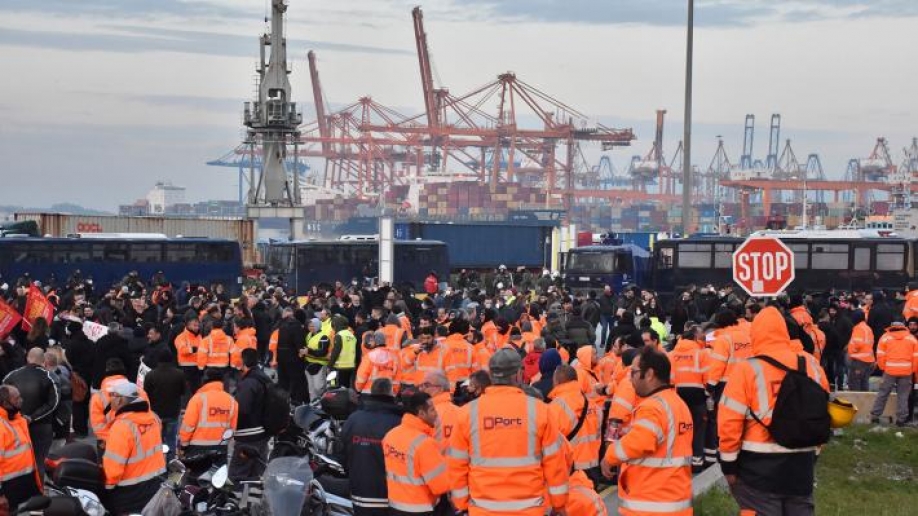 &Sigma;.&Epsilon;.&Pi;.&Epsilon;. &Gamma;.&Sigma;&epsilon;&phi;έ&rho;&eta;&sigmaf;: &Kappa;ά&tau;&omega; &tau;&alpha; &chi;έ&rho;&iota;&alpha; &alpha;&pi;ό &tau;&omicron;&upsilon;&sigmaf; &alpha;&pi;&epsilon;&rho;&gamma;&omicron;ύ&sigmaf; &tau;&eta;&sigmaf; Cosco