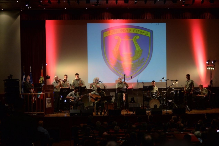 &Mu;&epsilon;&tau;ά &tau;&omicron; &Nu;&alpha;&upsilon;&tau;&iota;&kappa;ό,&omicron; &Sigma;&tau;&rho;&alpha;&tau;ό&sigmaf;: "&Beta;&rho;&alpha;&delta;&iota;ά &Pi;&alpha;&nu;&sigma;&epsilon;&lambda;ή&nu;&omicron;&upsilon;" &mu;&epsilon; &tau;&eta; &mu;&pi;ά&nu;&tau;&alpha; &tau;&omicron;&upsilon; &Sigma;&tau;&rho;&alpha;&tau;&omicron;ύ &sigma;&tau;&omicron; &lambda;&iota;&mu;ά&nu;&iota; &tau;&eta;&sigmaf; &Nu;.&Pi;&epsilon;&rho;ά&mu;&omicron;&upsilon;