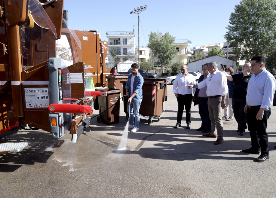 Τέσσερα νέα απορριμματοφόρα συλλογής βιοαποβλήτων και 1.177 καφέ κάδοι ειδικής ανακύκλωσης παραδόθηκαν στον Δήμο Ηλιούπολης