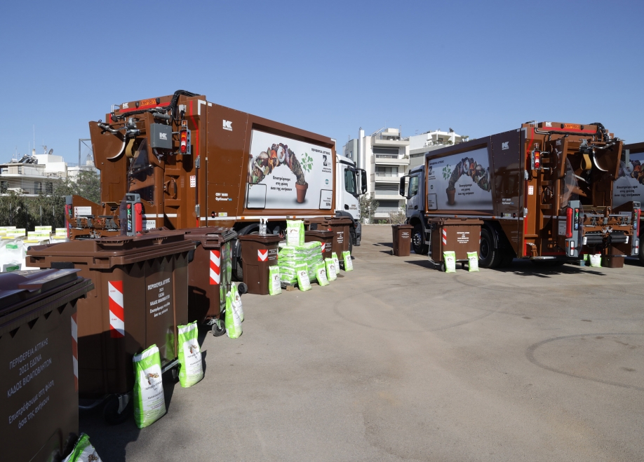 Τέσσερα νέα απορριμματοφόρα συλλογής βιοαποβλήτων και 1.177 καφέ κάδοι ειδικής ανακύκλωσης παραδόθηκαν στον Δήμο Ηλιούπολης