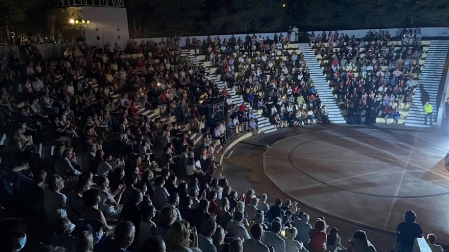 Παρουσία χιλιάδων κόσμου πραγματοποιήθηκε στο θέατρο &quot;Μίκης Θεοδωράκης&quot; η συναυλία προς τιμή του μεγάλου Έλληνα συνθέτη