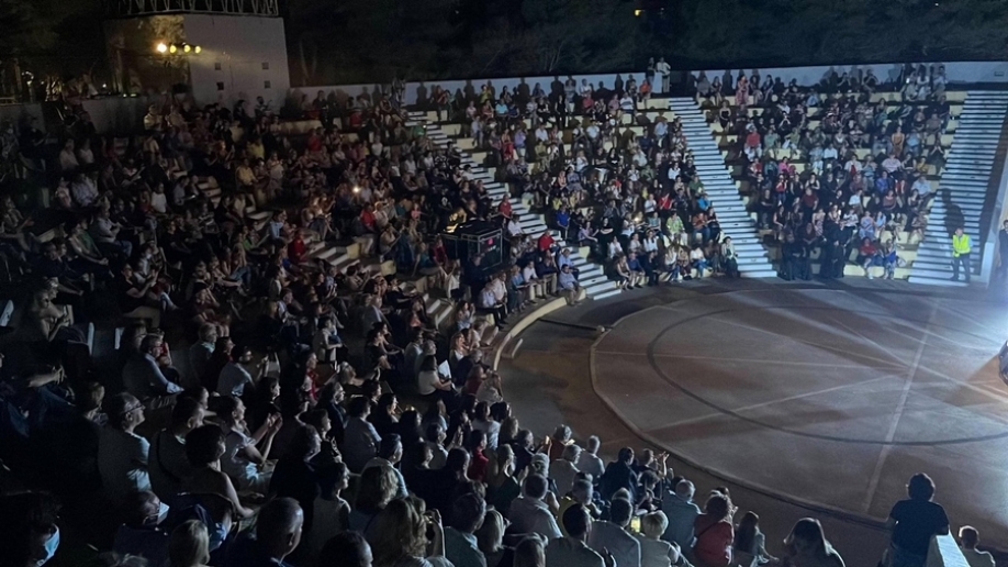 &Pi;&alpha;&rho;&omicron;&upsilon;&sigma;ί&alpha; &chi;&iota;&lambda;&iota;ά&delta;&omega;&nu; &kappa;ό&sigma;&mu;&omicron;&upsilon; &pi;&rho;&alpha;&gamma;&mu;&alpha;&tau;&omicron;&pi;&omicron;&iota;ή&theta;&eta;&kappa;&epsilon; &sigma;&tau;&omicron; &theta;έ&alpha;&tau;&rho;&omicron; "&Mu;ί&kappa;&eta;&sigmaf; &Theta;&epsilon;&omicron;&delta;&omega;&rho;ά&kappa;&eta;&sigmaf;" &eta; &sigma;&upsilon;&nu;&alpha;&upsilon;&lambda;ί&alpha; &pi;&rho;&omicron;&sigmaf; &tau;&iota;&mu;ή &tau;&omicron;&upsilon; &mu;&epsilon;&gamma;ά&lambda;&omicron;&upsilon; Έ&lambda;&lambda;&eta;&nu;&alpha; &sigma;&upsilon;&nu;&theta;έ&tau;&eta;