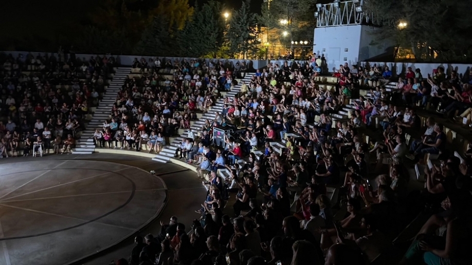 &Pi;&alpha;&rho;&omicron;&upsilon;&sigma;ί&alpha; &chi;&iota;&lambda;&iota;ά&delta;&omega;&nu; &kappa;ό&sigma;&mu;&omicron;&upsilon; &pi;&rho;&alpha;&gamma;&mu;&alpha;&tau;&omicron;&pi;&omicron;&iota;ή&theta;&eta;&kappa;&epsilon; &sigma;&tau;&omicron; &theta;έ&alpha;&tau;&rho;&omicron; "&Mu;ί&kappa;&eta;&sigmaf; &Theta;&epsilon;&omicron;&delta;&omega;&rho;ά&kappa;&eta;&sigmaf;" &eta; &sigma;&upsilon;&nu;&alpha;&upsilon;&lambda;ί&alpha; &pi;&rho;&omicron;&sigmaf; &tau;&iota;&mu;ή &tau;&omicron;&upsilon; &mu;&epsilon;&gamma;ά&lambda;&omicron;&upsilon; Έ&lambda;&lambda;&eta;&nu;&alpha; &sigma;&upsilon;&nu;&theta;έ&tau;&eta;