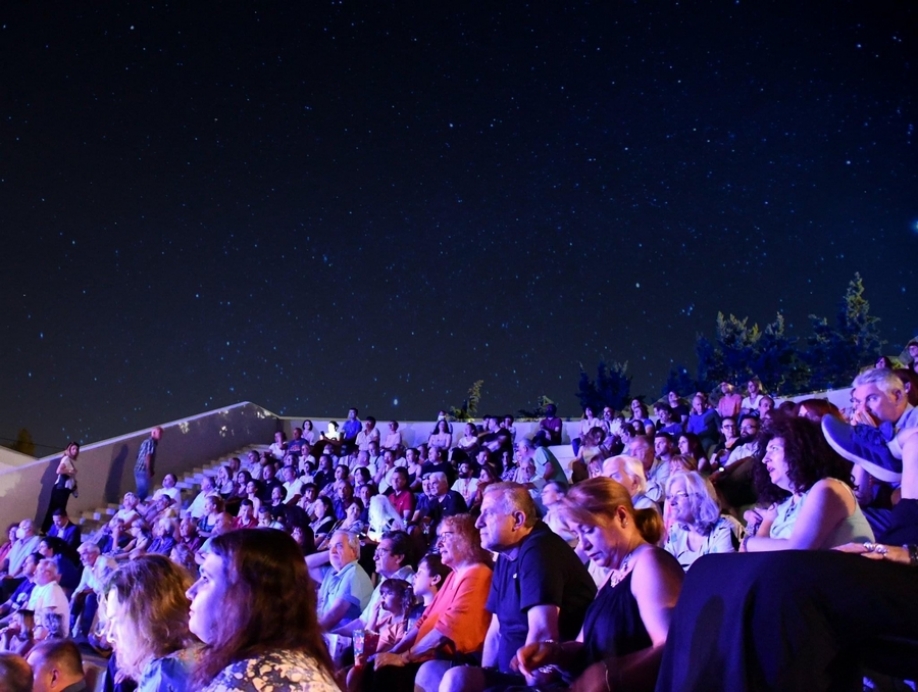 &Pi;&alpha;&rho;&omicron;&upsilon;&sigma;ί&alpha; &chi;&iota;&lambda;&iota;ά&delta;&omega;&nu; &kappa;ό&sigma;&mu;&omicron;&upsilon; &pi;&rho;&alpha;&gamma;&mu;&alpha;&tau;&omicron;&pi;&omicron;&iota;ή&theta;&eta;&kappa;&epsilon; &sigma;&tau;&omicron; &theta;έ&alpha;&tau;&rho;&omicron; "&Mu;ί&kappa;&eta;&sigmaf; &Theta;&epsilon;&omicron;&delta;&omega;&rho;ά&kappa;&eta;&sigmaf;" &eta; &sigma;&upsilon;&nu;&alpha;&upsilon;&lambda;ί&alpha; &pi;&rho;&omicron;&sigmaf; &tau;&iota;&mu;ή &tau;&omicron;&upsilon; &mu;&epsilon;&gamma;ά&lambda;&omicron;&upsilon; Έ&lambda;&lambda;&eta;&nu;&alpha; &sigma;&upsilon;&nu;&theta;έ&tau;&eta;