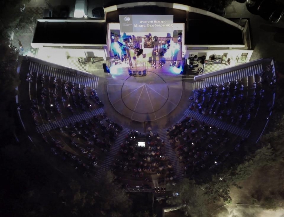 &Pi;&alpha;&rho;&omicron;&upsilon;&sigma;ί&alpha; &chi;&iota;&lambda;&iota;ά&delta;&omega;&nu; &kappa;ό&sigma;&mu;&omicron;&upsilon; &pi;&rho;&alpha;&gamma;&mu;&alpha;&tau;&omicron;&pi;&omicron;&iota;ή&theta;&eta;&kappa;&epsilon; &sigma;&tau;&omicron; &theta;έ&alpha;&tau;&rho;&omicron; "&Mu;ί&kappa;&eta;&sigmaf; &Theta;&epsilon;&omicron;&delta;&omega;&rho;ά&kappa;&eta;&sigmaf;" &eta; &sigma;&upsilon;&nu;&alpha;&upsilon;&lambda;ί&alpha; &pi;&rho;&omicron;&sigmaf; &tau;&iota;&mu;ή &tau;&omicron;&upsilon; &mu;&epsilon;&gamma;ά&lambda;&omicron;&upsilon; Έ&lambda;&lambda;&eta;&nu;&alpha; &sigma;&upsilon;&nu;&theta;έ&tau;&eta;