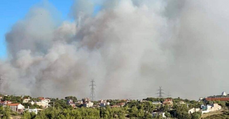 Φωτιά στην Πεντέλη: Εκκενώνεται και η Ανθούσα - Καίγονται σπίτια