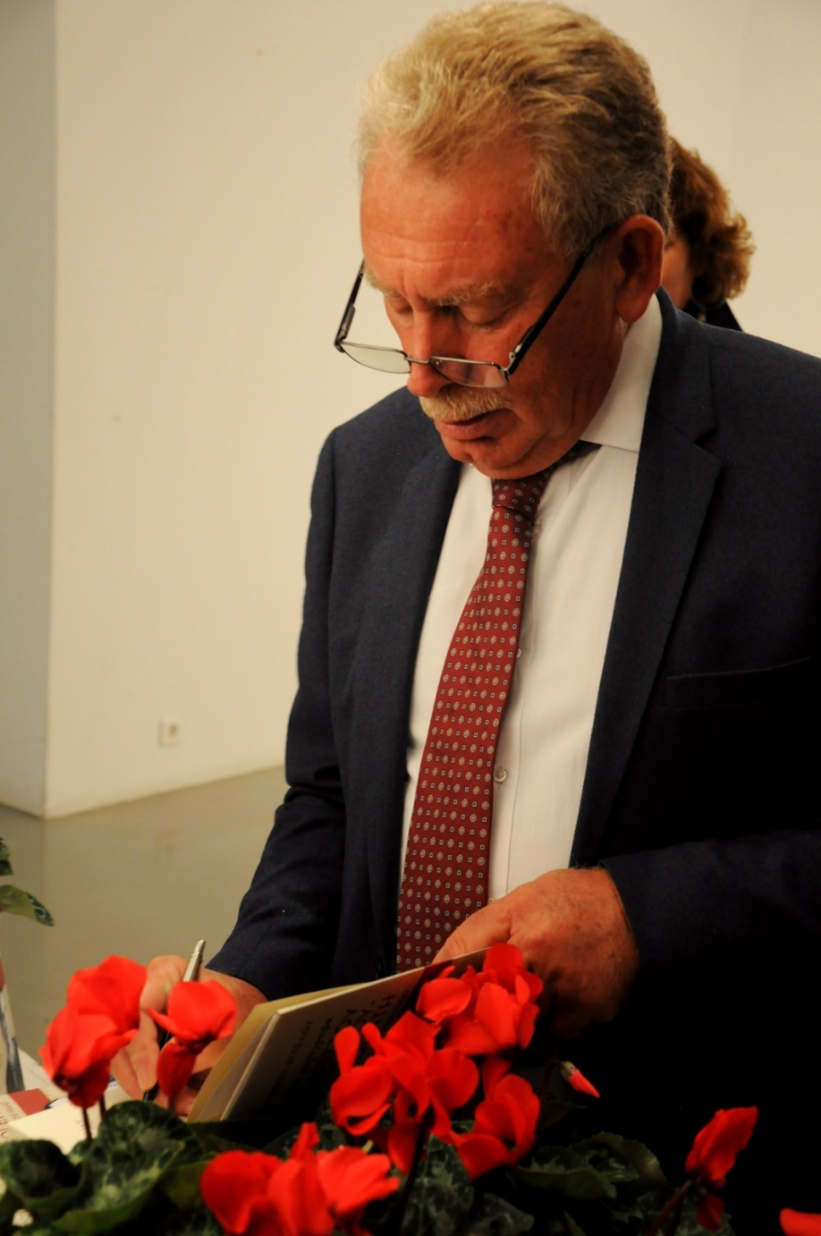 &Pi;&alpha;&rho;&omicron;&upsilon;&sigma;&iota;ά&sigma;&tau;&eta;&kappa;&epsilon; &sigma;&tau;&omicron; &Mu;&omicron;&upsilon;&sigma;&epsilon;ί&omicron; &Beta;&omicron;&rho;&rho;έ &tau;&omicron; &beta;&iota;&beta;&lambda;ί&omicron; &tau;&omicron;&upsilon; &Pi;έ&tau;&rho;&omicron;&upsilon; &Phi;&iota;&lambda;ί&pi;&pi;&omicron;&upsilon; - &Alpha;&gamma;&gamma;έ&lambda;&omicron;&upsilon;