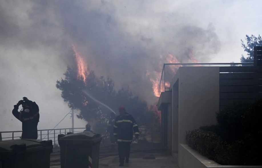 &Omicron;ύ&tau;&epsilon; &pi;&omicron;&lambda;&iota;&tau;&iota;&kappa;ή, &omicron;ύ&tau;&epsilon; &pi;&rho;&omicron;&sigma;&tau;&alpha;&sigma;ί&alpha;: &Alpha;&nu;έ&tau;&omicron;&iota;&mu;&omicron;&iota; &sigma;&epsilon; ό&lambda;&alpha; &gamma;&iota;&alpha; &tau;&iota;&sigmaf; &phi;&omega;&tau;&iota;έ&sigmaf; &tau;&omicron;&upsilon; &kappa;&alpha;&lambda;&omicron;&kappa;&alpha;&iota;&rho;&iota;&omicron;ύ