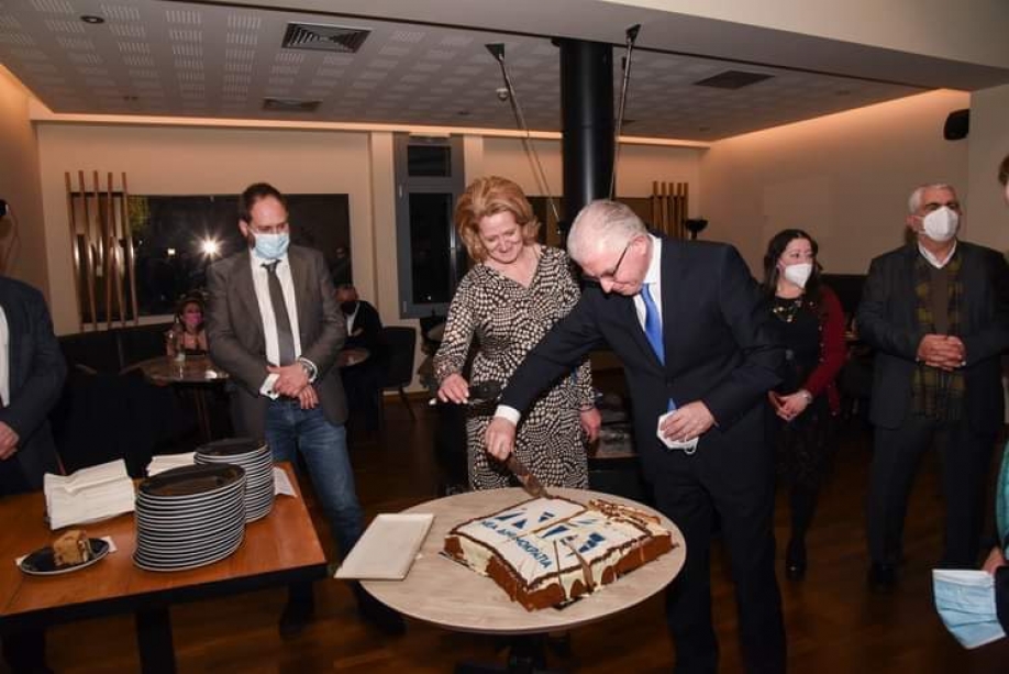 &Sigma;&tau;&eta;&nu; &kappa;&omicron;&pi;ή &pi;ί&tau;&alpha;&sigmaf; &tau;&eta;&sigmaf; &Delta;&Eta;&Mu;&Tau;&Omicron; &Nu;&Delta; &Lambda;&upsilon;&kappa;ό&beta;&rho;&upsilon;&sigma;&eta;&sigmaf;- &Pi;&epsilon;ύ&kappa;&eta;&sigmaf; &pi;ή&gamma;&epsilon; &omicron; &Delta;ή&mu;&alpha;&rho;&chi;&omicron;&sigmaf;