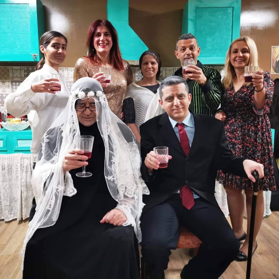 &Eta; &mu;&alpha;ύ&rho;&eta; &kappa;&omega;&mu;&omega;&delta;ί&alpha; &tau;&omicron;&upsilon; Roberto Cossa "La Nona" &sigma;&tau;&omicron; &theta;&epsilon;&alpha;&tau;&rho;ά&kappa;&iota; &tau;&eta;&sigmaf; &Alpha;&tau;&tau;&iota;&kappa;ή&sigmaf; &Omicron;&delta;&omicron;ύ