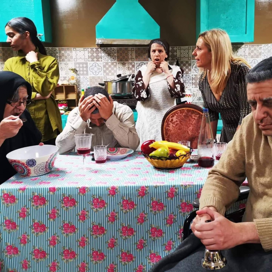 &Eta; &mu;&alpha;ύ&rho;&eta; &kappa;&omega;&mu;&omega;&delta;ί&alpha; &tau;&omicron;&upsilon; Roberto Cossa "La Nona" &sigma;&tau;&omicron; &theta;&epsilon;&alpha;&tau;&rho;ά&kappa;&iota; &tau;&eta;&sigmaf; &Alpha;&tau;&tau;&iota;&kappa;ή&sigmaf; &Omicron;&delta;&omicron;ύ