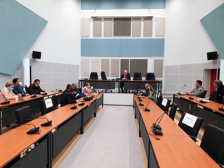 &Pi;&rho;ώ&tau;&eta; &sigma;&upsilon;&nu;&epsilon;&delta;&rho;ί&alpha;&sigma;&eta; &Sigma;&upsilon;&nu;&tau;&omicron;&nu;&iota;&sigma;&tau;&iota;&kappa;&omicron;ύ &Tau;&omicron;&pi;&iota;&kappa;&omicron;ύ &Omicron;&rho;&gamma;ά&nu;&omicron;&upsilon; &Pi;&omicron;&lambda;&iota;&tau;&iota;&kappa;ή&sigmaf; &Pi;&rho;&omicron;&sigma;&tau;&alpha;&sigma;ί&alpha;&sigmaf;, &epsilon;&nu;ό&psi;&epsilon;&iota; &tau;&eta;&sigmaf; &alpha;&nu;&tau;&iota;&pi;&upsilon;&rho;&iota;&kappa;ή&sigmaf; &pi;&epsilon;&rho;&iota;ό&delta;&omicron;&upsilon;