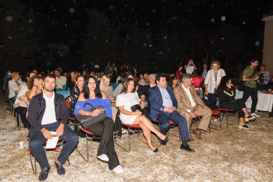 &Pi;&alpha;&rho;&omicron;&upsilon;&sigma;ί&alpha;&sigma;&eta; &tau;&eta;&sigmaf; &pi;&omicron;&iota;&eta;&tau;&iota;&kappa;ή&sigmaf; &sigma;&upsilon;&lambda;&lambda;&omicron;&gamma;ή&sigmaf; &tau;&omicron;&upsilon; &Lambda;&epsilon;&upsilon;&tau;έ&rho;&eta; &Zeta;&alpha;&mu;&pi;&epsilon;&tau;ά&kappa;&eta;