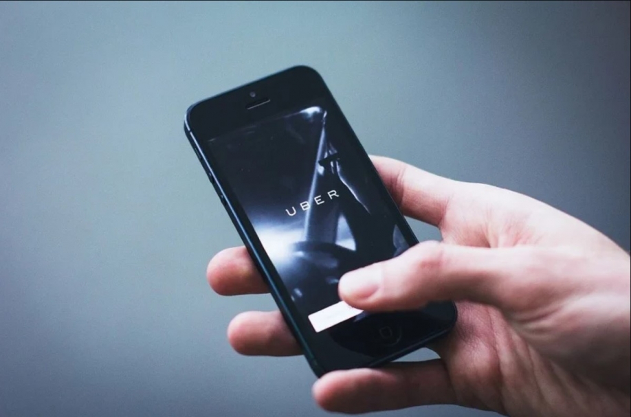 &Pi;&alpha;&gamma;&kappa;ό&sigma;&mu;&iota;&omicron; &sigma;&kappa;ά&nu;&delta;&alpha;&lambda;&omicron; &delta;&iota;&alpha;&pi;&lambda;&omicron;&kappa;ή&sigmaf; &kappa;&omicron;&rho;&upsilon;&phi;&alpha;ί&omega;&nu; &pi;&omicron;&lambda;&iota;&tau;&iota;&kappa;ώ&nu; &mu;&epsilon; &tau;&eta;&nu; Uber - O &Mu;&alpha;&kappa;&rho;ό&nu; &sigma;&tau;&eta; &lambda;ί&sigma;&tau;&alpha;