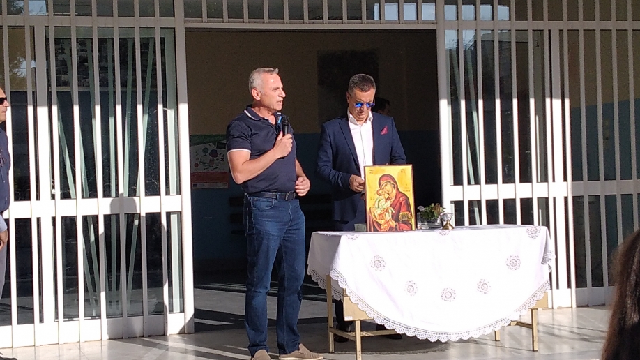 &Sigma;&tau;&omicron; &xi;&epsilon;&kappa;ί&nu;&eta;&mu;&alpha; &tau;&eta;&sigmaf; &nu;έ&alpha;&sigmaf; &sigma;&chi;&omicron;&lambda;&iota;&kappa;ή&sigmaf; &chi;&rho;&omicron;&nu;&iota;ά&sigmaf;, &sigma;&tau;&omicron;&upsilon;&sigmaf; &alpha;&gamma;&iota;&alpha;&sigma;&mu;&omicron;ύ&sigmaf; &tau;&omega;&nu; &sigma;&chi;&omicron;&lambda;&epsilon;ί&omega;&nu; &eta; &Sigma;&upsilon;&mu;&mu;&alpha;&chi;ί&alpha; &Pi;&omicron;&lambda;&iota;&tau;ώ&nu; &gamma;&iota;&alpha; &tau;&eta; &Mu;&epsilon;&tau;&alpha;&mu;ό&rho;&phi;&omega;&sigma;&eta; (&beta;ί&nu;&tau;&epsilon;&omicron;)