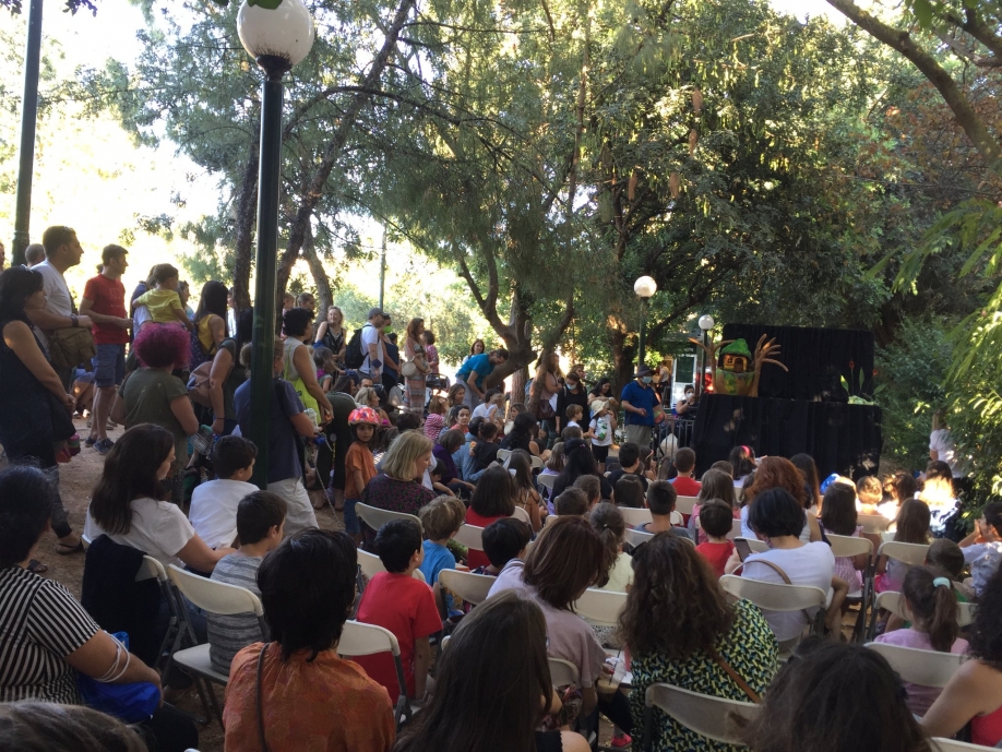 &Chi;&alpha;&lambda;ά&nu;&delta;&rho;&iota; : &Mu;&epsilon; &tau;&omicron; &phi;&epsilon;&sigma;&tau;&iota;&beta;ά&lambda; &kappa;&omicron;&upsilon;&kappa;&lambda;&omicron;&theta;&epsilon;ά&tau;&rho;&omicron;&upsilon;  &xi;&epsilon;&kappa;ί&nu;&eta;&sigma;&epsilon; &eta; &gamma;&iota;&omicron;&rho;&tau;ή &sigma;&tau;&iota;&sigmaf; &gamma;&epsilon;&iota;&tau;&omicron;&nu;&iota;έ&sigmaf; &tau;&eta;&sigmaf; &pi;ό&lambda;&eta;&sigmaf;