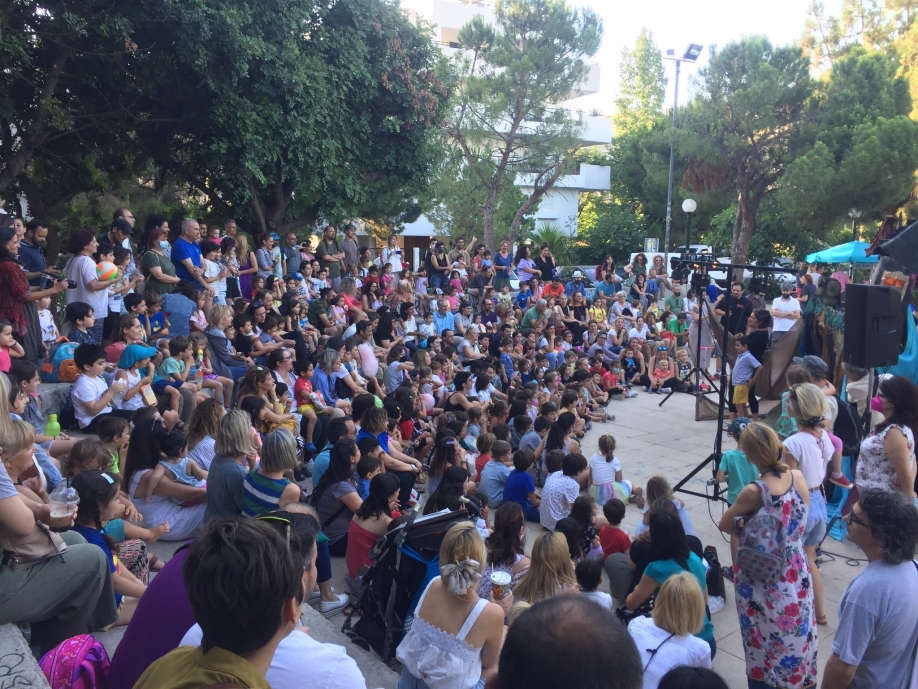 &Chi;&alpha;&lambda;ά&nu;&delta;&rho;&iota; : &Mu;&epsilon; &tau;&omicron; &phi;&epsilon;&sigma;&tau;&iota;&beta;ά&lambda; &kappa;&omicron;&upsilon;&kappa;&lambda;&omicron;&theta;&epsilon;ά&tau;&rho;&omicron;&upsilon;  &xi;&epsilon;&kappa;ί&nu;&eta;&sigma;&epsilon; &eta; &gamma;&iota;&omicron;&rho;&tau;ή &sigma;&tau;&iota;&sigmaf; &gamma;&epsilon;&iota;&tau;&omicron;&nu;&iota;έ&sigmaf; &tau;&eta;&sigmaf; &pi;ό&lambda;&eta;&sigmaf;