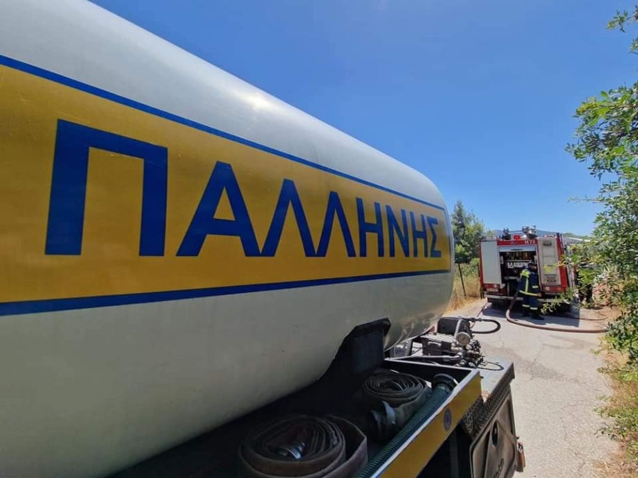 Υπό έλεγχο τέθηκε η φωτιά στην Παλλήνη (φωτογραφίες)