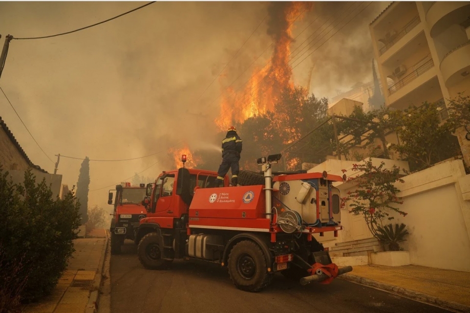 Φωτιά στη Βούλα: Θλιβερός απολογισμός - Κάηκαν 23 σπίτια και 4 οχήματα μέχρι τώρα