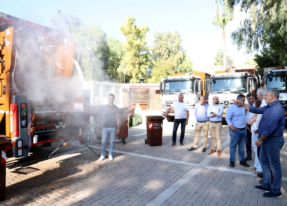 Παραδόθηκαν 4 απορριμματοφόρα συλλογής βιοαποβλήτων και 550 καφέ κάδοι ειδικής ανακύκλωσης στον Δήμο Περιστερίου