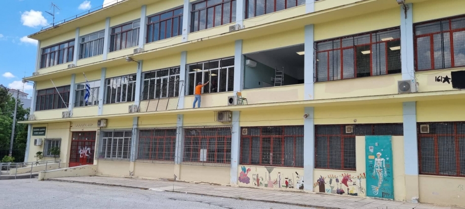 Με την αντικατάσταση κουφωμάτων ξεκίνησε η 3η και τελευταία φάση ενεργειακής αναβάθμισης σχολείων στο Δήμο Χαλανδρίου