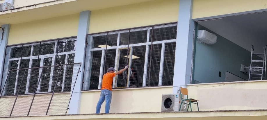 Με την αντικατάσταση κουφωμάτων ξεκίνησε η 3η και τελευταία φάση ενεργειακής αναβάθμισης σχολείων στο Δήμο Χαλανδρίου