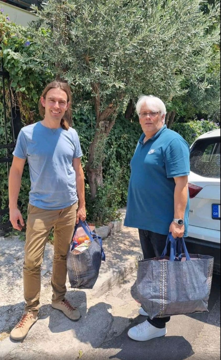 Η Συλλογικότητα Βοήθειας Συνανθρώπων στην Πετρούπολη κι ο Κρίτων Αρσένης μοίρασαν τρόφιμα σε άπορες οικογένειες