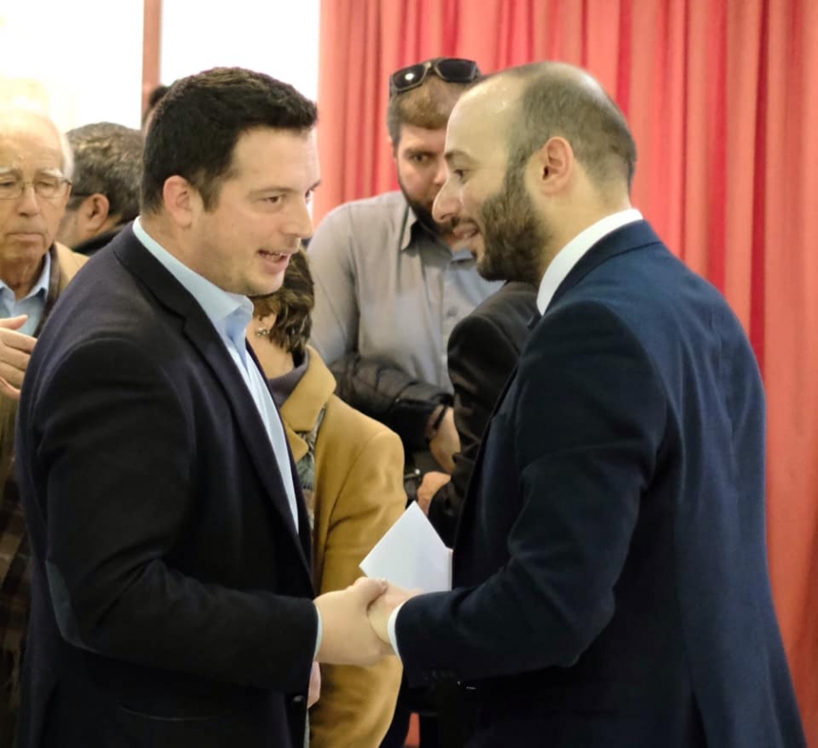 &Sigma;&epsilon; &iota;&delta;&iota;ώ&tau;&eta; &tau;&omicron; &pi;&rho;ά&sigma;&iota;&nu;&omicron; &kappa;&alpha;&iota; &sigma;&tau;&alpha; &kappa;&rho;&upsilon;&phi;ά