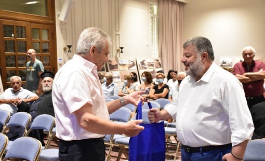 &Tau;&omicron; &Kappa;&Epsilon;.&Mu;&Iota;.&Pi;&Omicron;. &beta;&rho;έ&theta;&eta;&kappa;&epsilon; &sigma;&tau;&eta;&nu; &Kappa;&epsilon;&phi;&alpha;&lambda;&omicron;&nu;&iota;ά &gamma;&iota;&alpha; &tau;&alpha; 100 &chi;&rho;ό&nu;&iota;&alpha; &alpha;&pi;ό &tau;&eta;&nu; &Mu;&iota;&kappa;&rho;&alpha;&sigma;&iota;&alpha;&tau;&iota;&kappa;ή &Kappa;&alpha;&tau;&alpha;&sigma;&tau;&rho;&omicron;&phi;ή