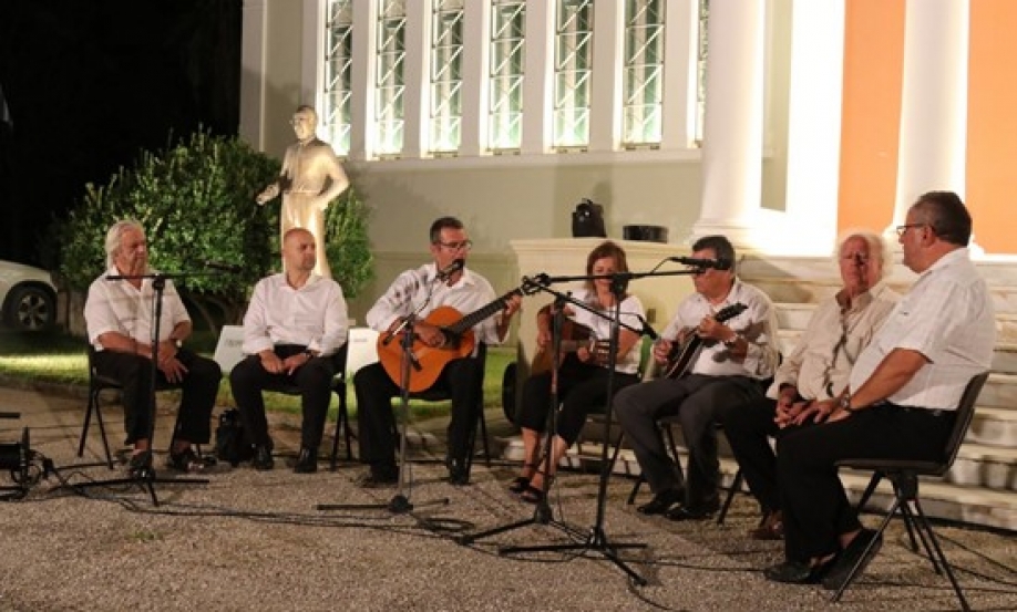 &Tau;&omicron; &Kappa;&Epsilon;.&Mu;&Iota;.&Pi;&Omicron;. &beta;&rho;έ&theta;&eta;&kappa;&epsilon; &sigma;&tau;&eta;&nu; &Kappa;&epsilon;&phi;&alpha;&lambda;&omicron;&nu;&iota;ά &gamma;&iota;&alpha; &tau;&alpha; 100 &chi;&rho;ό&nu;&iota;&alpha; &alpha;&pi;ό &tau;&eta;&nu; &Mu;&iota;&kappa;&rho;&alpha;&sigma;&iota;&alpha;&tau;&iota;&kappa;ή &Kappa;&alpha;&tau;&alpha;&sigma;&tau;&rho;&omicron;&phi;ή