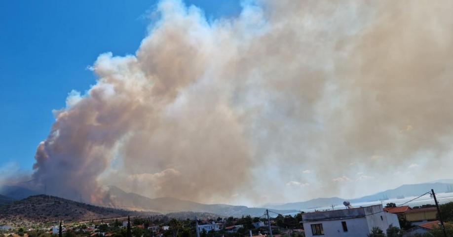 ΕΚΤΑΚΤΟ - Μεγάλη πυρκαγιά στη θέση &quot;Τρικέρι&quot; του οικισμού Βλυχάχας,στην Ν.Πέραμο Μεγάρων