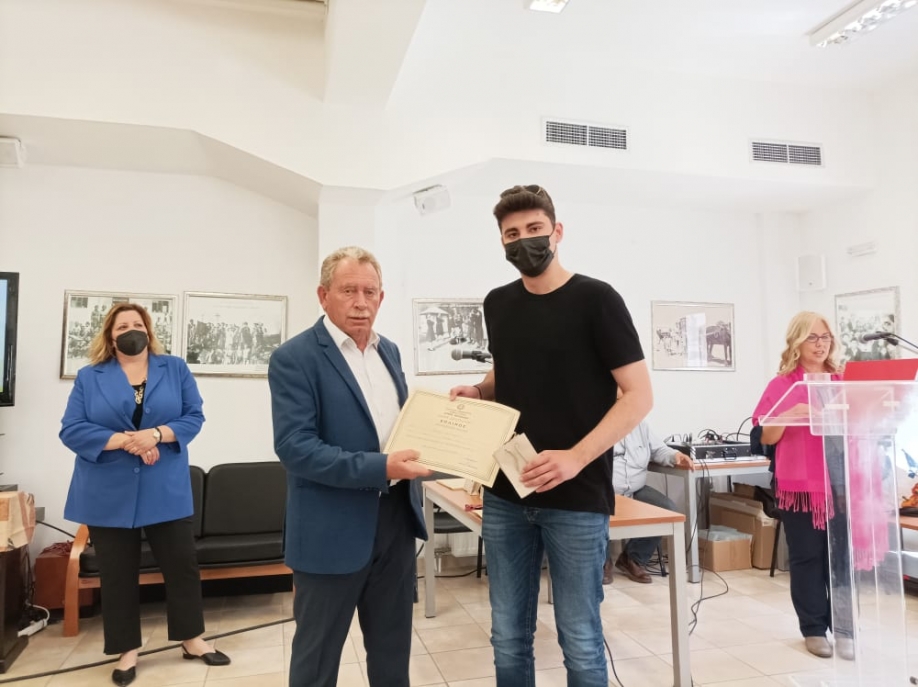 &Delta;ή&mu;&omicron;&sigmaf; &Sigma;&alpha;&rho;&omega;&nu;&iota;&kappa;&omicron;ύ: &Beta;&rho;ά&beta;&epsilon;&upsilon;&sigma;&eta; &epsilon;&pi;&iota;&tau;&upsilon;&chi;ό&nu;&tau;&omega;&nu; &sigma;&tau;&alpha; &Alpha;&Epsilon;&Iota; &kappa;&alpha;&iota; &Tau;&Epsilon;&Iota; &alpha;&pi;ό &tau;&omicron;&nu; &Delta;ή&mu;&omicron;