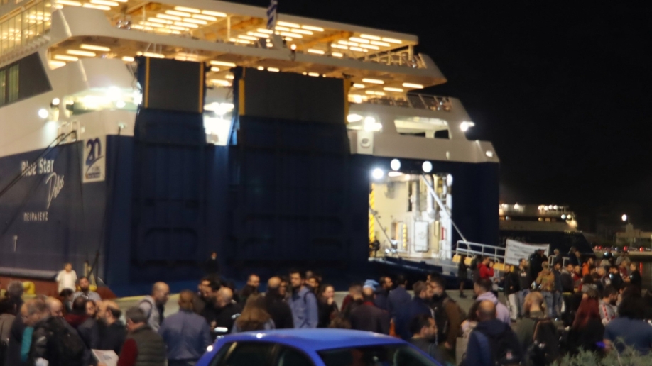 Δεμένα τα πλοία στον Πειραιά - Απεργία για συλλογικές συμβάσεις και αυξήσεις στους μισθούς (video)