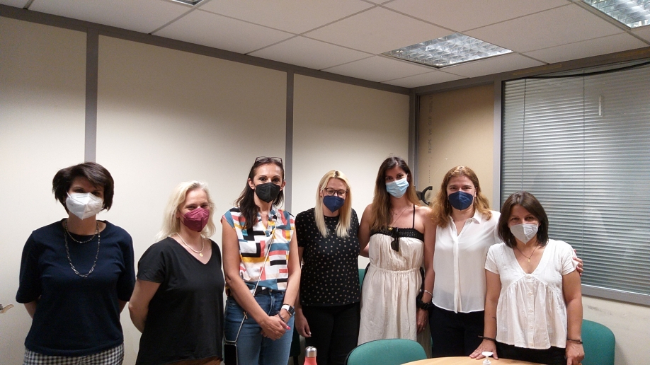 &Mu;&alpha;&rho;&omicron;ύ&sigma;&iota; &Alpha;&delta;έ&sigma;&mu;&epsilon;&upsilon;&tau;&eta; &Phi;&omega;&nu;ή: &Sigma;&tau;&omicron; &pi;&lambda;&epsilon;&upsilon;&rho;ό &tau;&omega;&nu; &epsilon;&rho;&gamma;&alpha;&zeta;&omicron;&mu;έ&nu;&omega;&nu; &tau;&omicron;&upsilon; &Delta;ή&mu;&omicron;&upsilon; &Alpha;&mu;&alpha;&rho;&omicron;&upsilon;&sigma;ί&omicron;&upsilon;